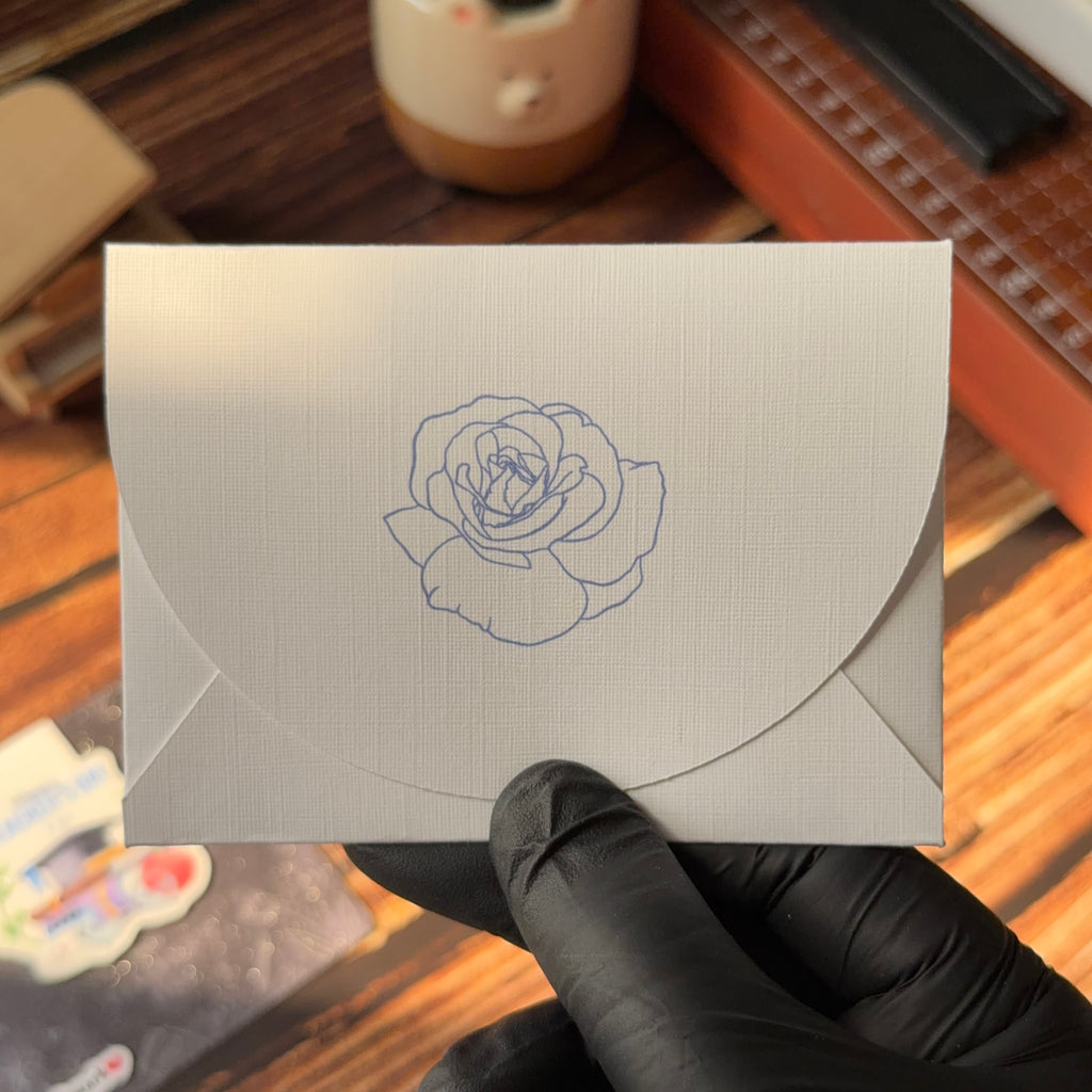 ظرف - أبيض/بنفسجي